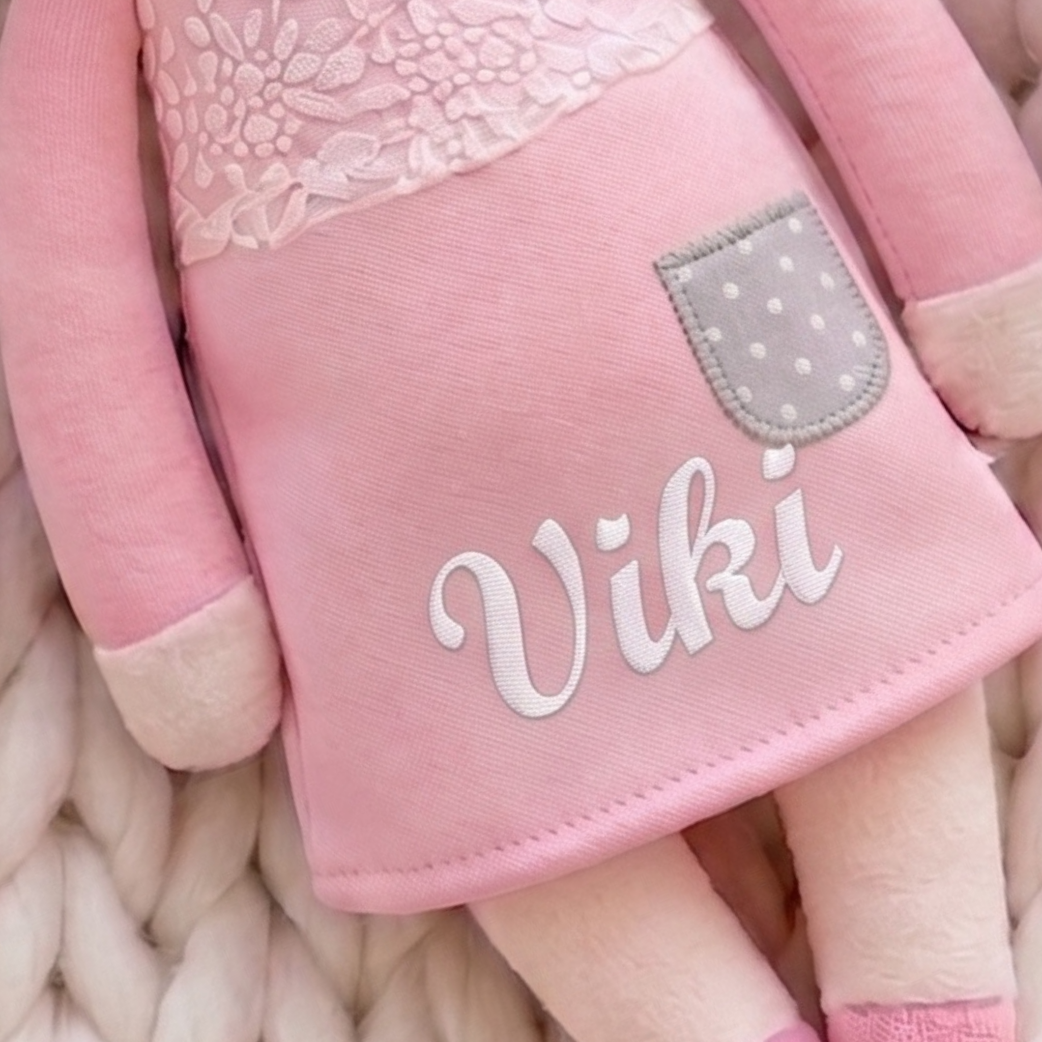 Detail personalizácie bábiky s menom